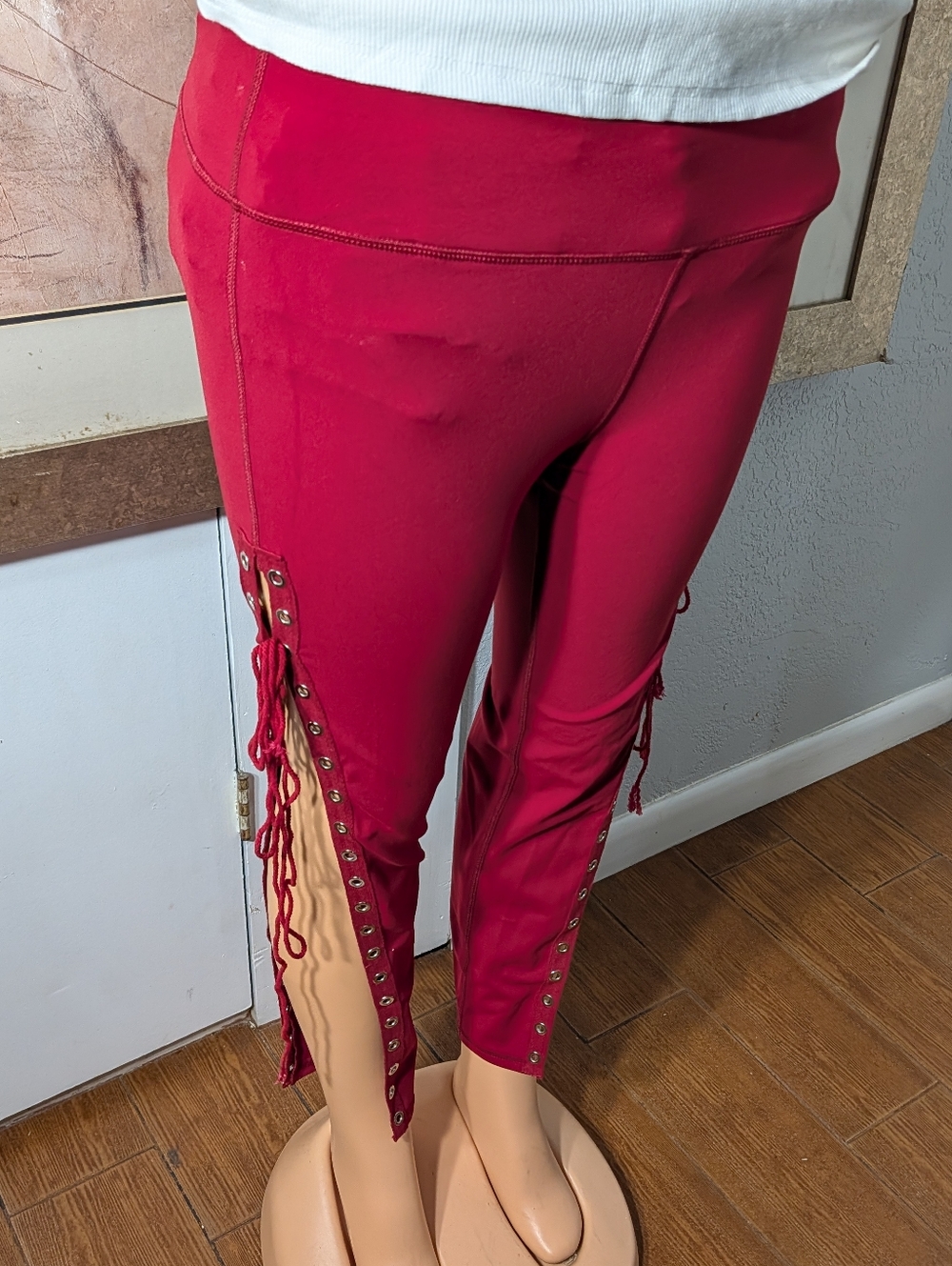 Aierbulu Lace-Up Crop Leggings in Deep Raspberry(Red) Size M
